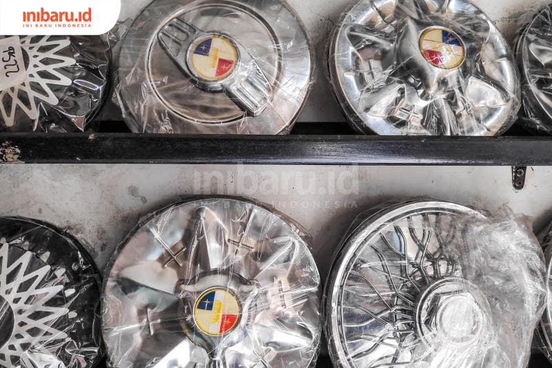 Berbagai pernak-pernik dan onderdil mulai dari mesin hingga jok vespa dijual di Art Classico. (Inibaru.id/ Bayu N)