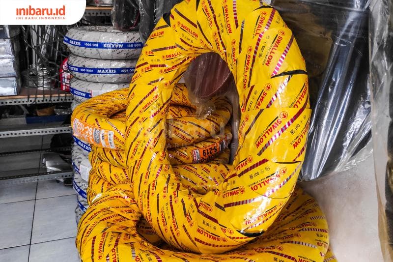 Berbagai ban yang bisa digunakan untuk vespa juga ada di Art Classico. (Inibaru.id/ Bayu N)