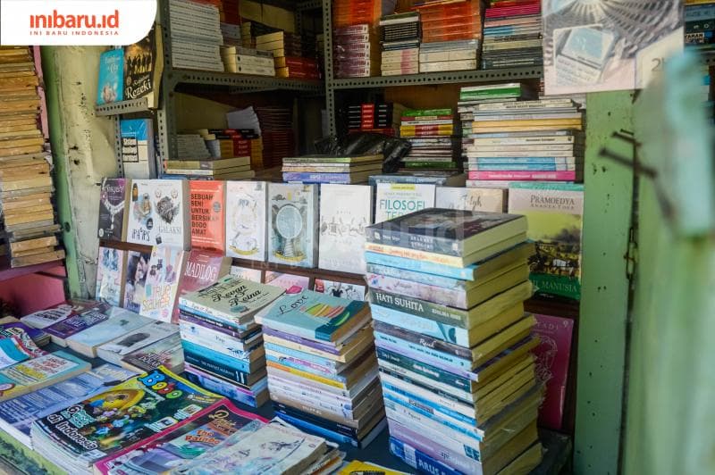 Berbagai macam novel yang sulit dinilai keasliannya dan beberapa majalah anak-anak jaman dahulu.&nbsp;(Inibaru.id/Kharisma Ghana Tawakal)