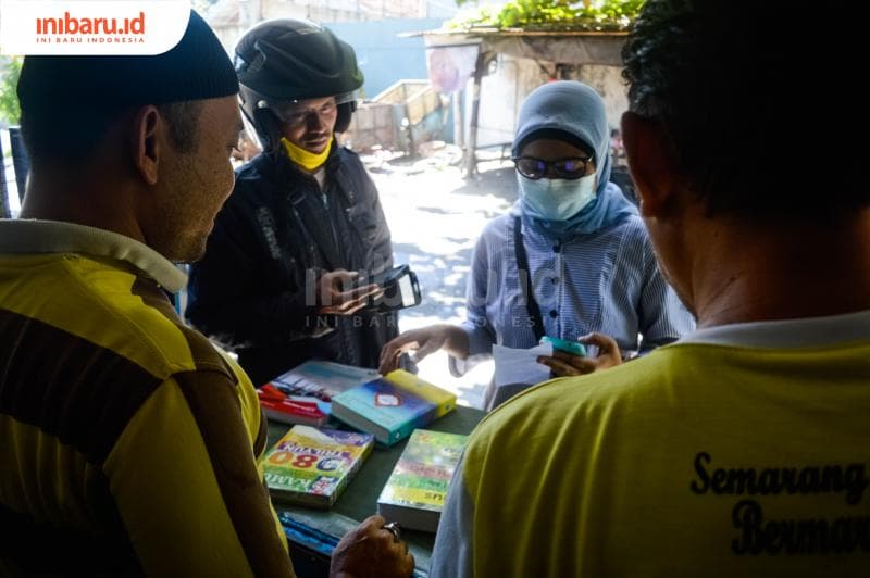 Mirna tengah berada di salah satu lapak penjual buku. Dia tengah mencari buku bekas untuk anaknya yang bersekolah di pondok pesantren.&nbsp;(Inibaru.id/ Kharisma Ghana Tawakal)