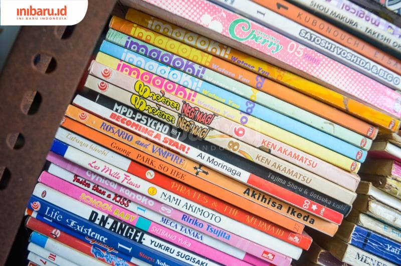 Berbagai komik bekas dengan banyak judul berbeda yang sudah tak terbit lagi masih dijual di berbagai lapak di kawasan Stadion Diponegoro Semarang.&nbsp;(Inibaru.id/ Kharisma Ghana Tawakal)