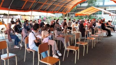 Vaksinasi Covid-19 massal di Itenas Bandung. (Medcom.id/Roni K)