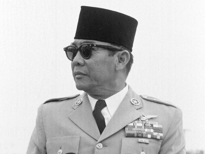 Bung Karno selalu mengenakan peci miring. (Via Boombastis)