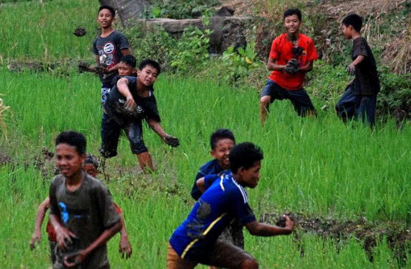Saling melempar lumpur, yang kena nggak boleh marah. (Merahputih/Antara/Aditya Pradana Putra)