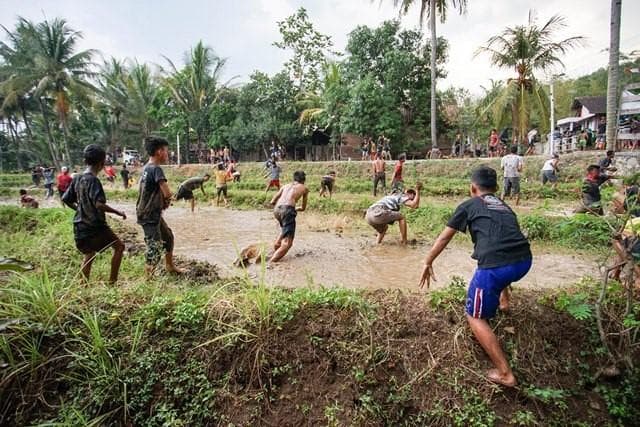 Tradisi Popokan diawali dengan ritual bersih-bersih sendang dan mata air. (Balasoka)