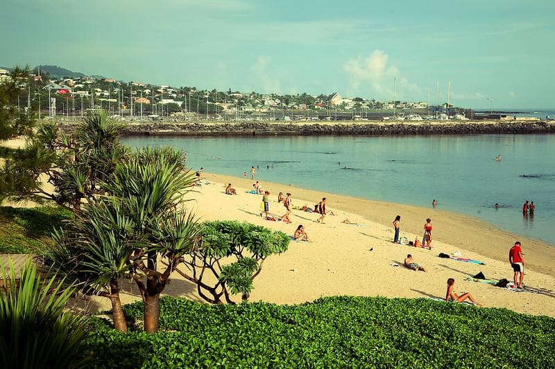 Warga dan wisatawan menikmati keindahan alam Reunion meski ada ancaman hiu ganas. (Flickr/

Michael Mayer)