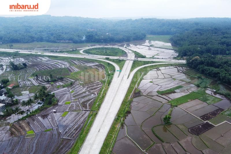 Ilustrasi: Suasana lalu lintas mobil di tol Trans Jawa, Kota Semarang. (Inibaru.id/ Triawanda Tirta Aditya)