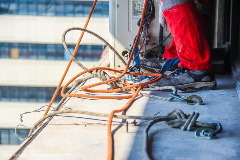 Kaki dari Aji hanya berjarak sekitar semeter dari pinggir dinding tanpa pembatas.<br>