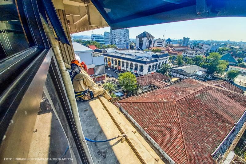 Pekerjaan yang ekstrem juga disertai sensasi melihat pemandangan indah di ketinggian.<br>