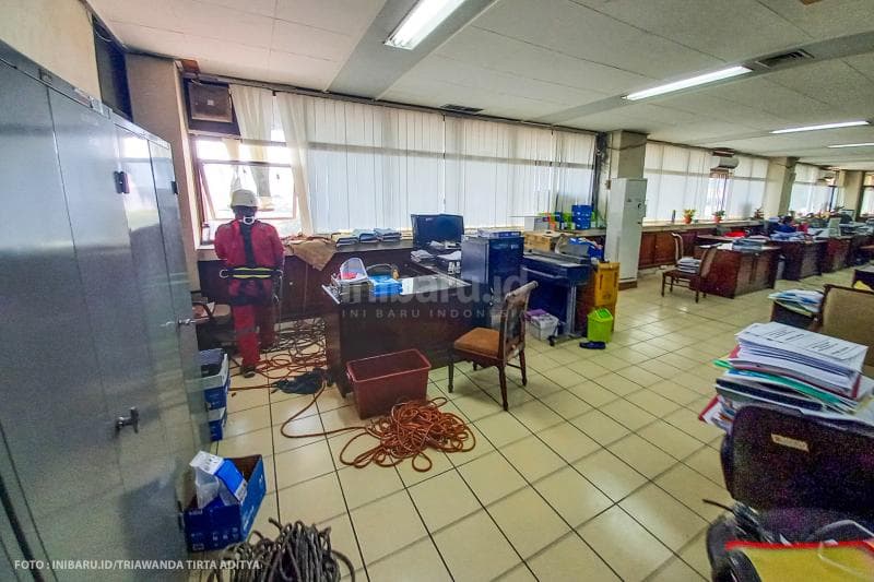 Aji harus masuk dari ruangan ASN gedung Pemkot Semarang.<br>