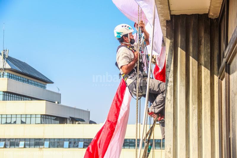 Bergelantungan di ketinggian, tali harus benar-benar kuat agar keselamatan terjamin.<br>