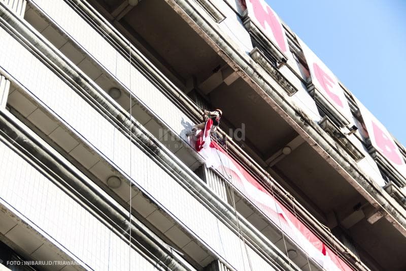 Proses pemasangan bendera.<br>