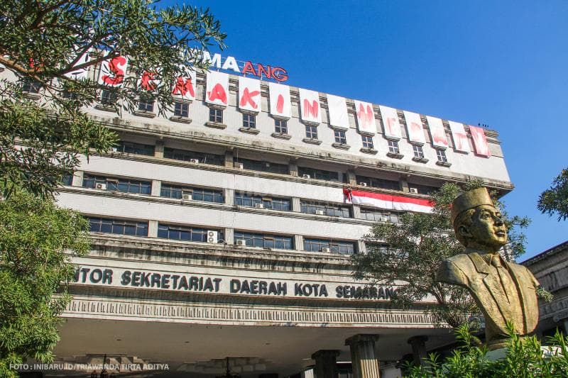 Lanskap Gedung Pemkot Semarang yang tengah dipasangi bendera.<br>