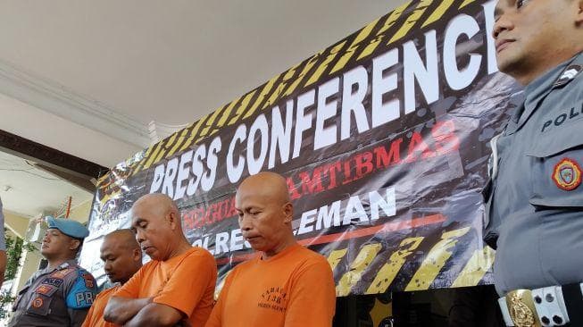 Para tersangka insiden susur sungai yang berkepala gundul. (suara.com)