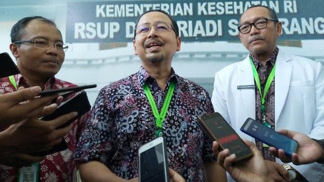 Direktur Medik dan Keperawatan RSUP Kariadi Semarang Agoes Oerip Poerwoko (tengah) mengonfirmasi, pasien yang meninggal di RSUP Kariadi negatif Covid-19. (Kumparan/Afiati Tsalitsati)