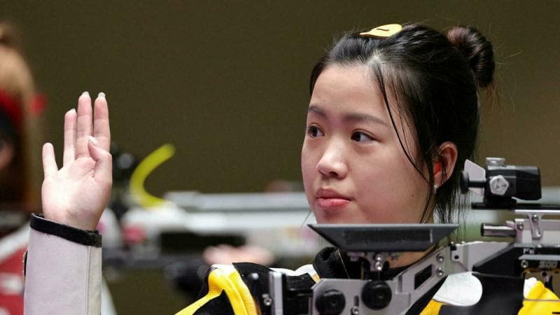 Yang Qian memakai jepit rambut bentuk bebek warna kuning yang menarik perhatian. (Reuters/Ann Wang)