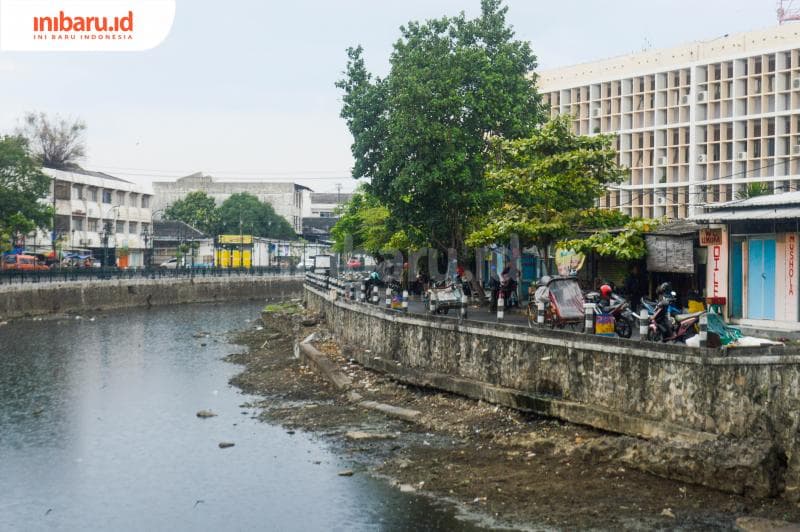 Kali Semarang di sekitar Kota Lama yang keruh dan mengalami pendangkalan. Selain airnya yang kotor, sampah juga banyak terlihat di berbagai sudut. (Inibaru.id/ Kharisma Ghana Tawakal)