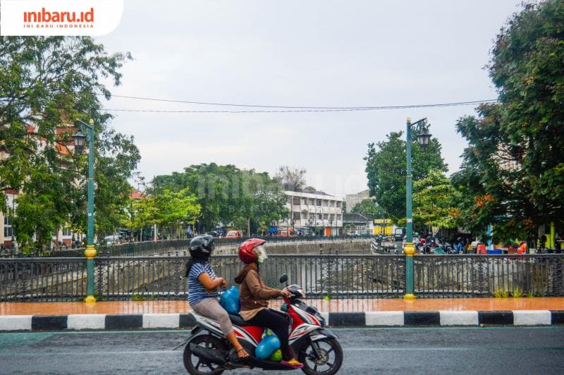 Pemotor melewati Jembatan Berok pada sore hari.&nbsp;(Inibaru.id/ Kharisma Ghana Tawakal)