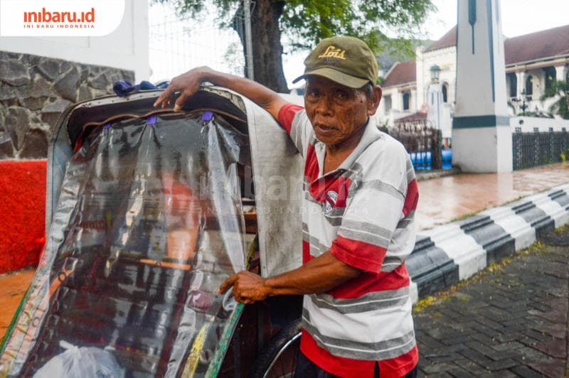 Pak Slamet Gombloh, seorang tukang bejak warga asli Bandarharjo, sebuah desa yang berpepetan langsung dengan Kali Semarang.&nbsp;(Inibaru.id/Kharisma Ghana Tawakal)