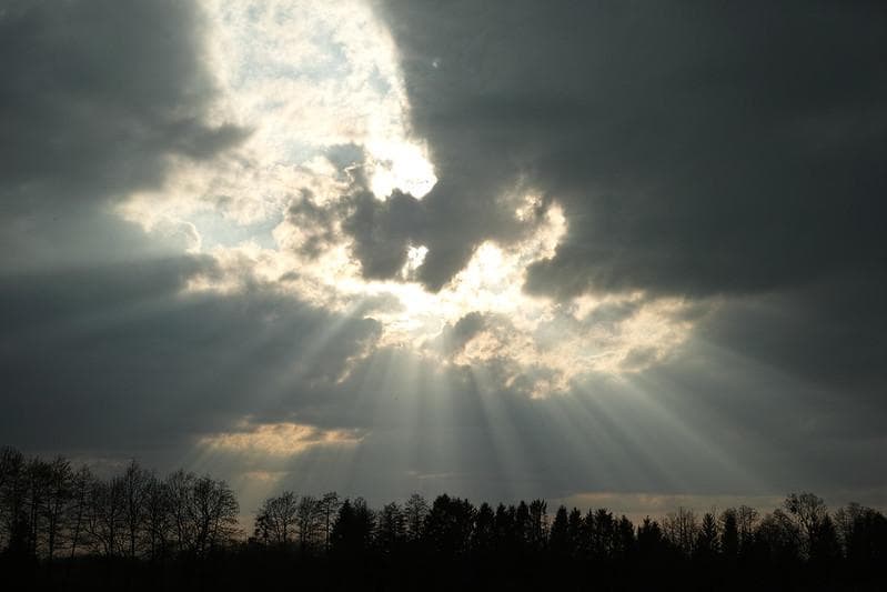 Beberapa saat lalu, sejumlah daerah di Indonesia sempat mengalami fenomena mendung di musim kemarau yang biasanya cerah. Hal ini nggak serta merta berarti sedang terjadi surya pethak. (Flickr/chwarzwert-naturfotografie)