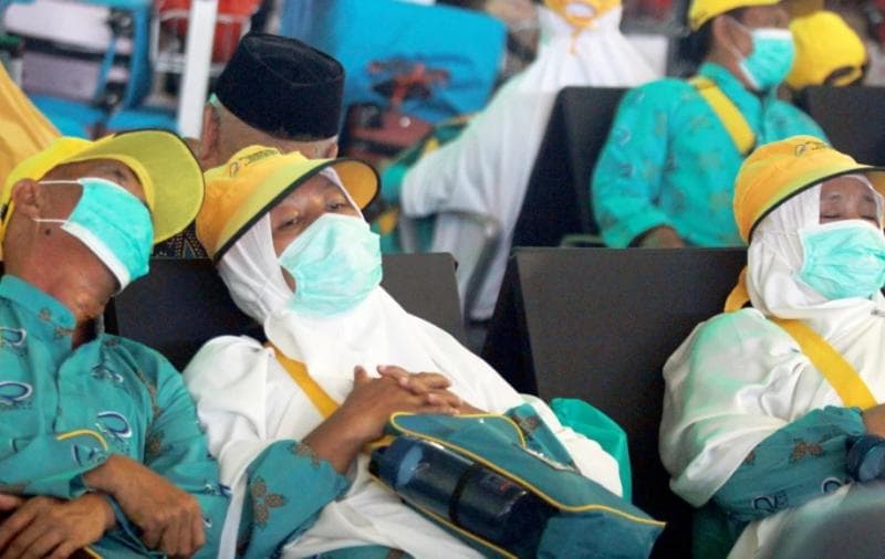 Jemaah umrah menunggu kepastian di bandara setelah Arab Saudi memutuskan melarang jemaah umrah Indonesia masuk ke negaranya. (Antara/Muhammad Iqbal)