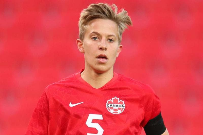 Quinn, atlet transgender yang memenangi medali emas sepak bola putri Olimpiade Tokyo 2020. (Twitter/AdamGMillington)