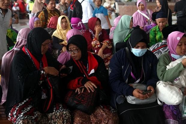 Jemaah umrah di bandara. (SINDOnews/Ali Masduki)