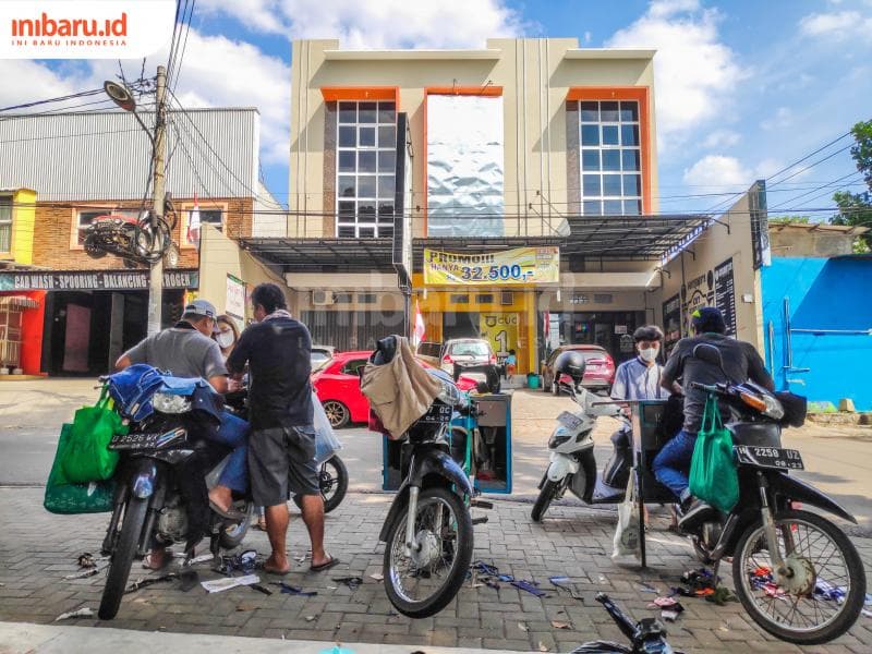 Berasal dan bertempat tinggal yang sama, Anshor dan rekannya selalu bekerja bersama. (Inibaru.id/Bayu N)
