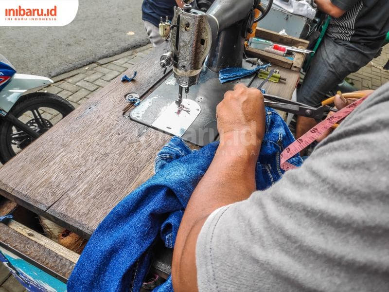 Jahitan dijamin kuat dan rapi meski harganya murah. (Inibaru.id/Bayu)