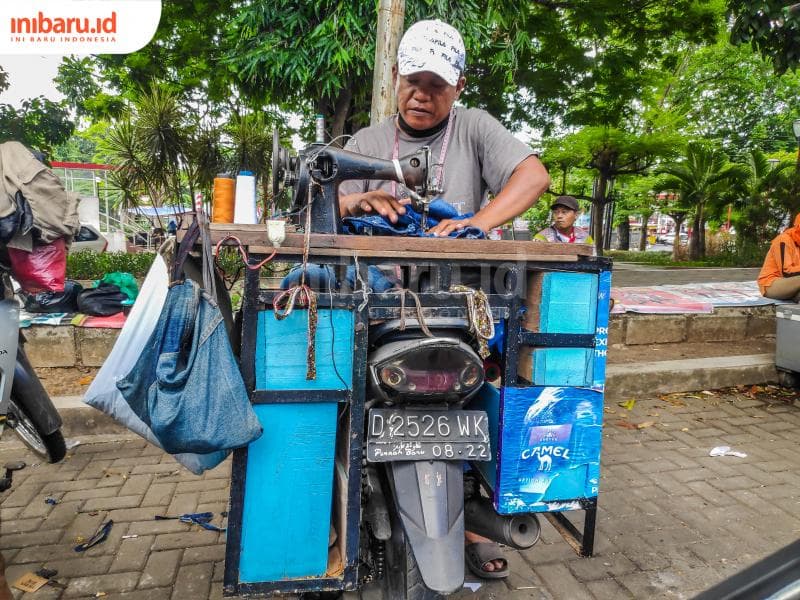 Permak yang bisa dilakukan para penjahit ini di antaranya memotong pakaian, mengecilkan pinggang, dan mengganti resleting. (Inibaru.id/ Bayu N)