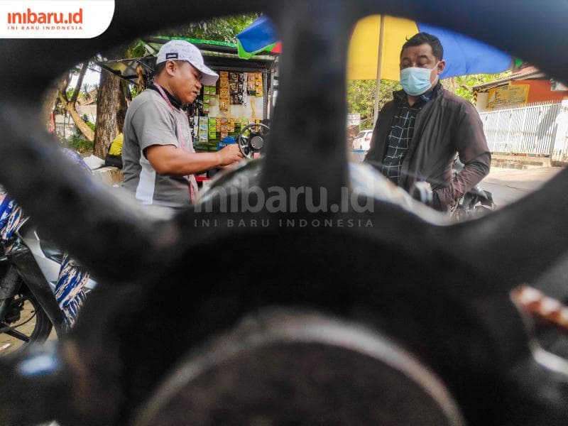 Permak baju di Taman Borobudur ini bisa ditunggu. (Inibaru.id/ Bayu N)