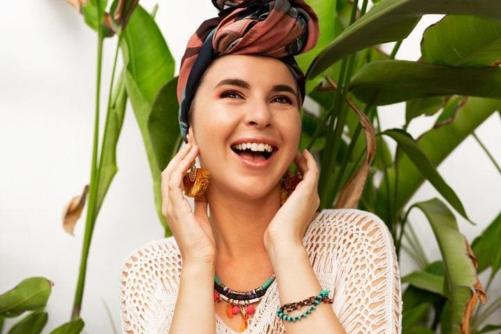 Nggak perlu selalu beli aksesori kalau yang kamu pakai cuma itu-itu aja. (Freepik.com/Svetlanasokolova)