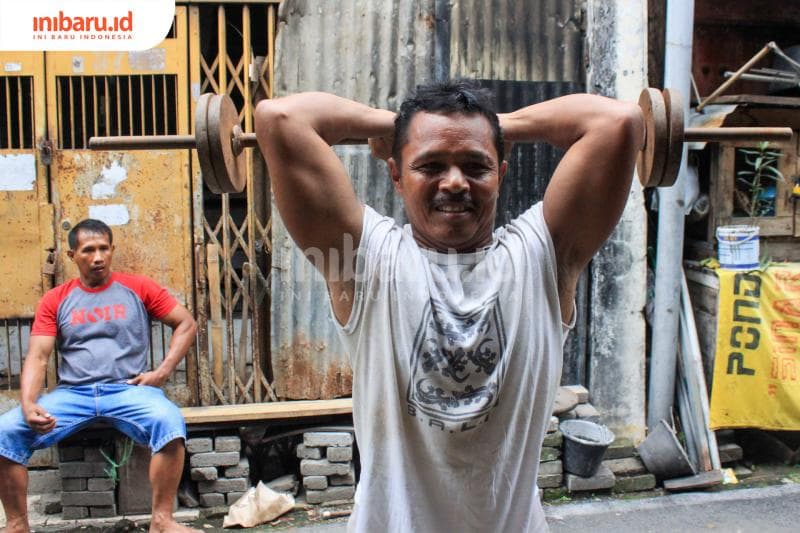 Mustofa, seorang anggota Gorila yang berprofesi sebagai pekerja angkut barang. (Inibaru.id/ Audrian F)