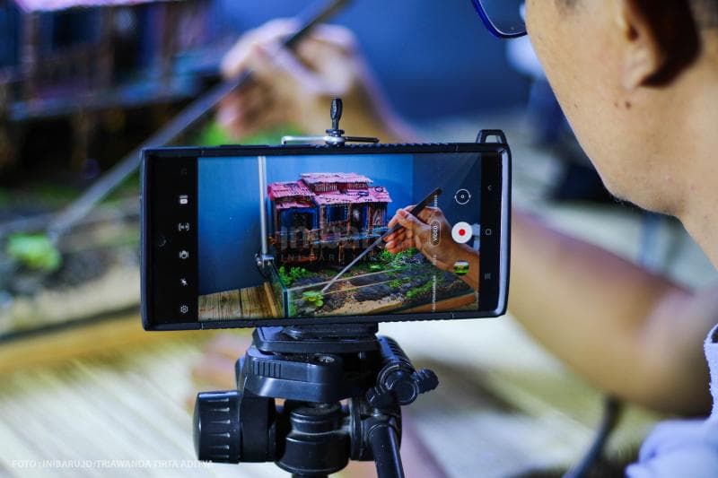 Edi merekam berbagai aktivitas saat membuat akuarium akuaskap untuk kanal Youtube Pakne Kenzho miliknya.
