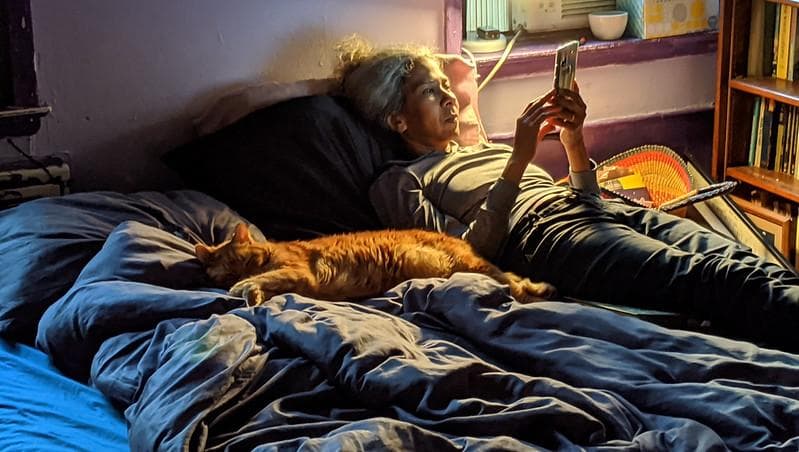 Dampak dan risiko kebiasaan menaruh ponsel di atas kasur nggak main-main. (Flickr/

Eden, Janine and Jim)