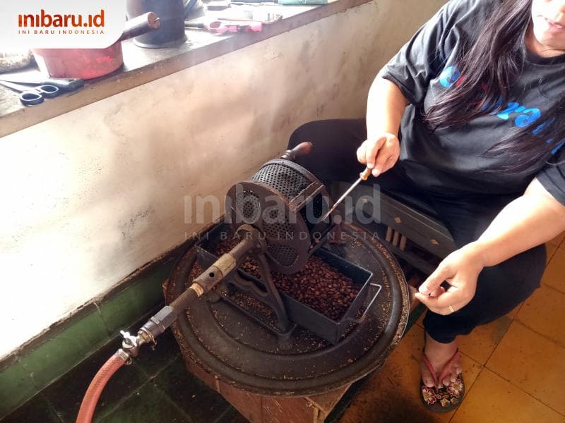 Jika beruntung, kamu bisa melihat proses sangrai biji kopi dengan mesin kuno ini. (Inibaru.id/ Zulfa Anisah)