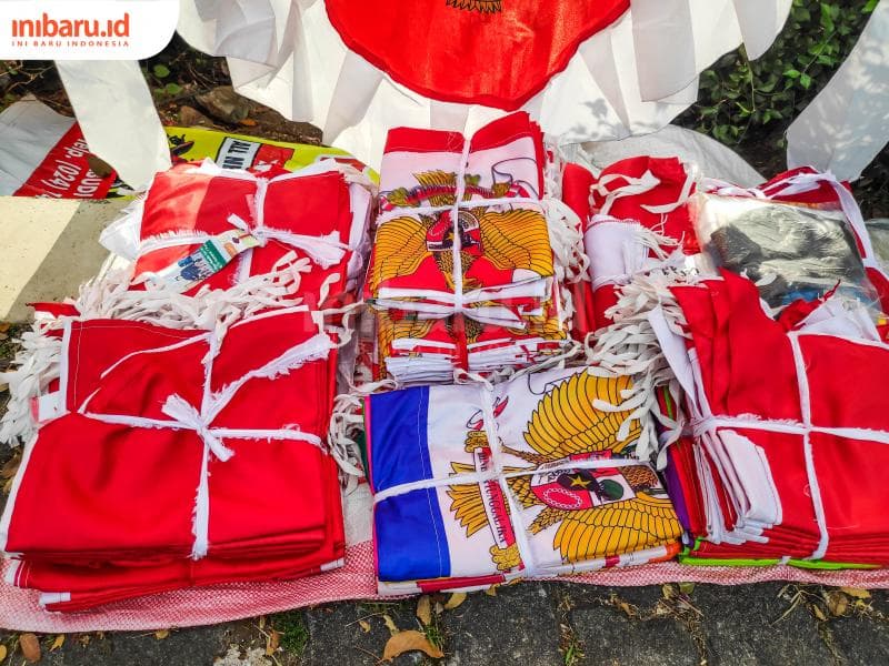 Stok bendera yang dijual Willy. (Inibaru.id/Bayu N)