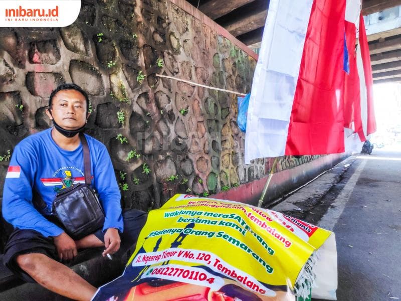 Di bawah jembatan tol Ngesrep, Deden tampak bosan menunggu pembeli. (Inibaru.id/ Bayu N)