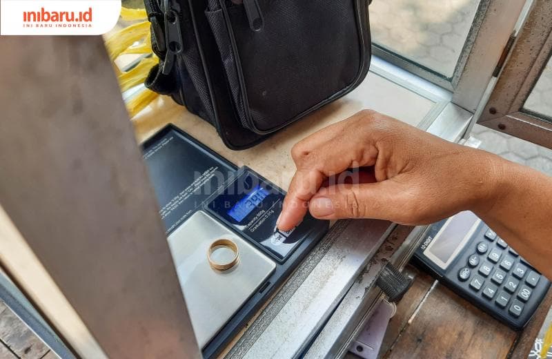 Grisyanti sedang mengecek bobot cincin emas kepunyaannya.&nbsp;(Inibaru.id/ Kharisma Ghana Tawakal)