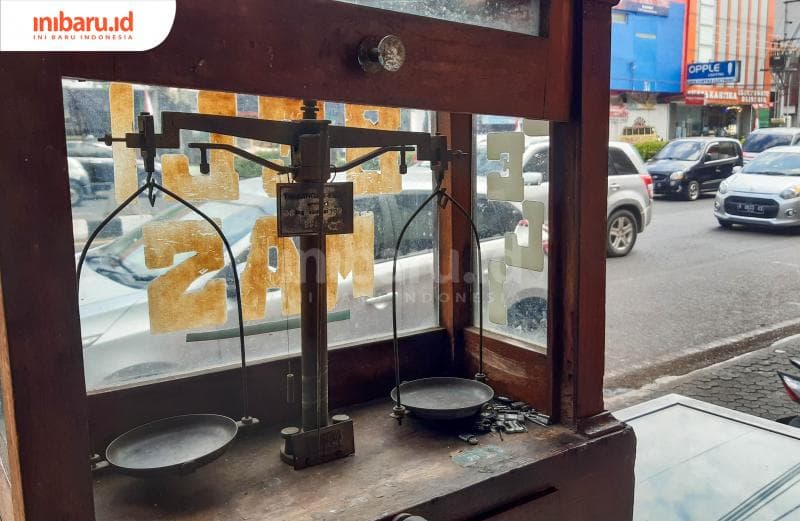 Timbangan emas model zadul yang selalu menjadi simbol dari lapak 'Beli Emas'.&nbsp;(Inibaru.id/ Kharisma Ghana Tawakal)