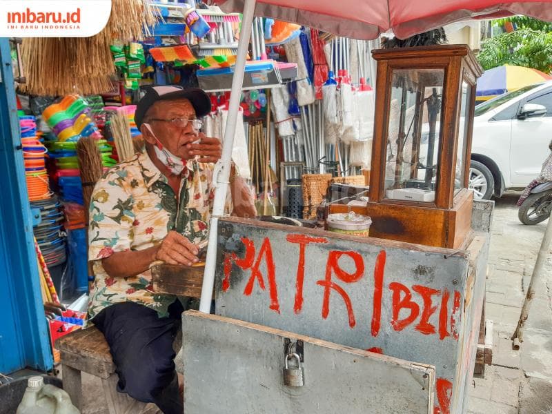 Imbarni, seorang pematri emas yang biasa mangkal di deretan ruko Jl. K.H. Wahid Hasyim atau Kawasan Pecinan Semarang. (Inibaru.id/Kharisma Ghana Tawakal)