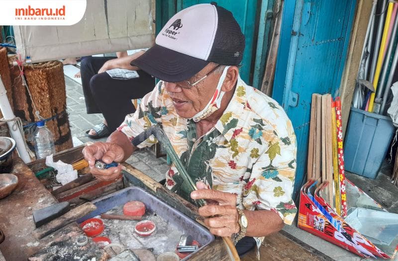 Imbarni mencoba menghidupkan besi patri atau blender dengan korek. (Inibaru.id/Kharisma Ghana Tawakal)