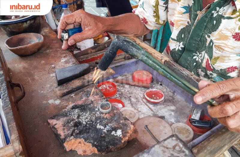 Blender atau besi patri yang digunakan untuk menyalurkan api guna meleburkan campuran patri.&nbsp;(Inibaru.id/Kharisma Ghana Tawakal)