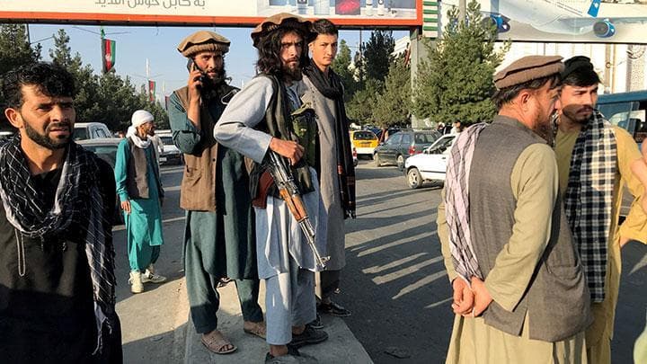 Milisi Taliban (tengah) tampak berjaga-jaga di pusat Kota Kabul. (Reuters/Stringer via Tempo)