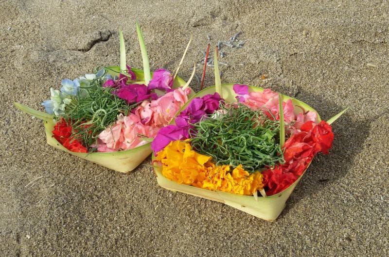 Salah satu mitos di tempat wisata paling populer: Sesajen di Bali nggak boleh diinjak atau ditendang. (Quora/Bagus Indra Dermawan)