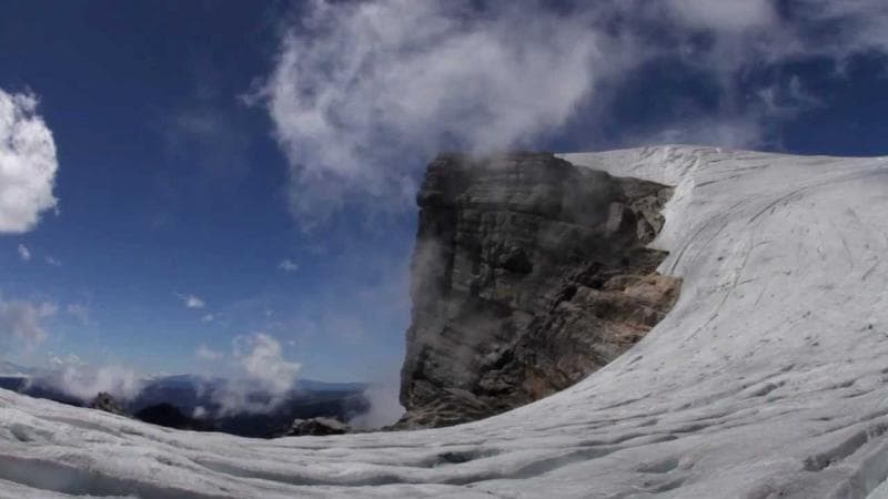 Kondisi terkini salju di Puncak Jaya Wijaya yang terus menipis. (http://puslitbang.bmkg.go.id/)