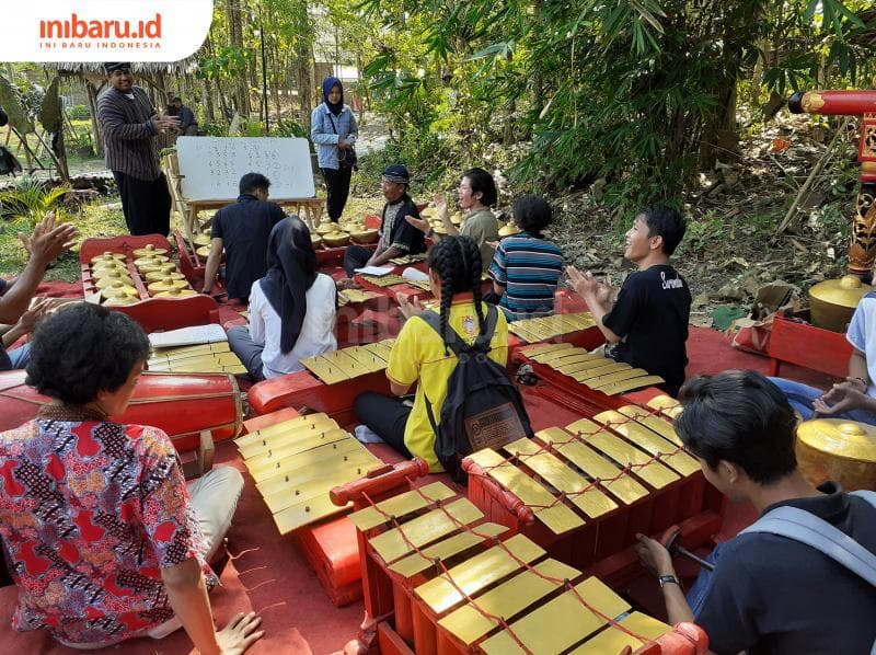 Karawitan oleh anak-anak di Kampung Jawi. (Inibaru.id/ Zulfa Anisah)