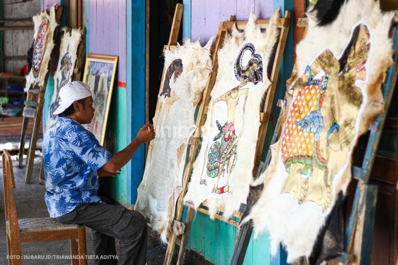 Kumoro memajang semua lukisanya di depan rumah.