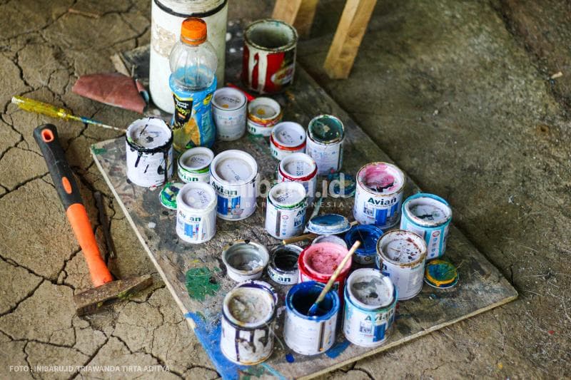 Kuas dan cat air adalah alat tempur Kumoro.