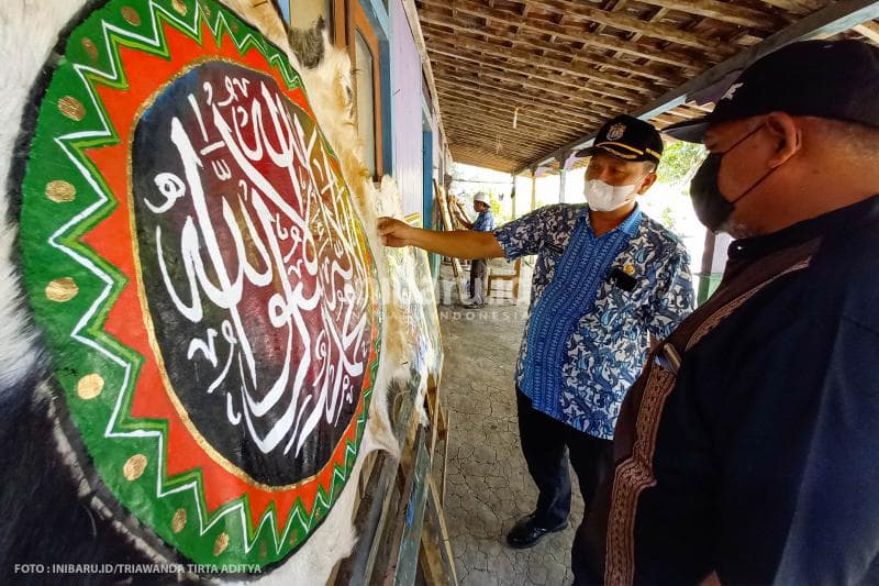 Kumoro juga bisa membuat lukisan Kaligrafi.